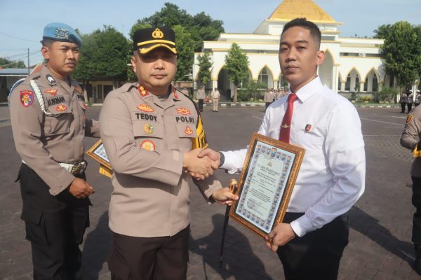 Polres Pasuruan Berikan Penghargaan kepada Anggota Berprestasi dalam Penegakan Hukum dan Kepatuhan JKN