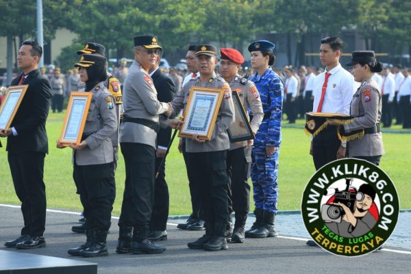 Kapolda Jatim Beri Penghargaan untuk 366 Anggota dan Masyarakat Berprestasi