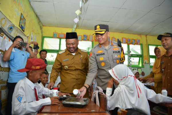 Kapolres dan Bupati Gresik Bagikan Makanan Bergizi untuk Siswa SDN-71 Gresik